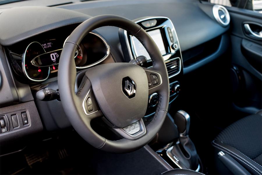 Детали интерьера Renault Clio Duel Estate 2017 года  (фото 11 из 14)